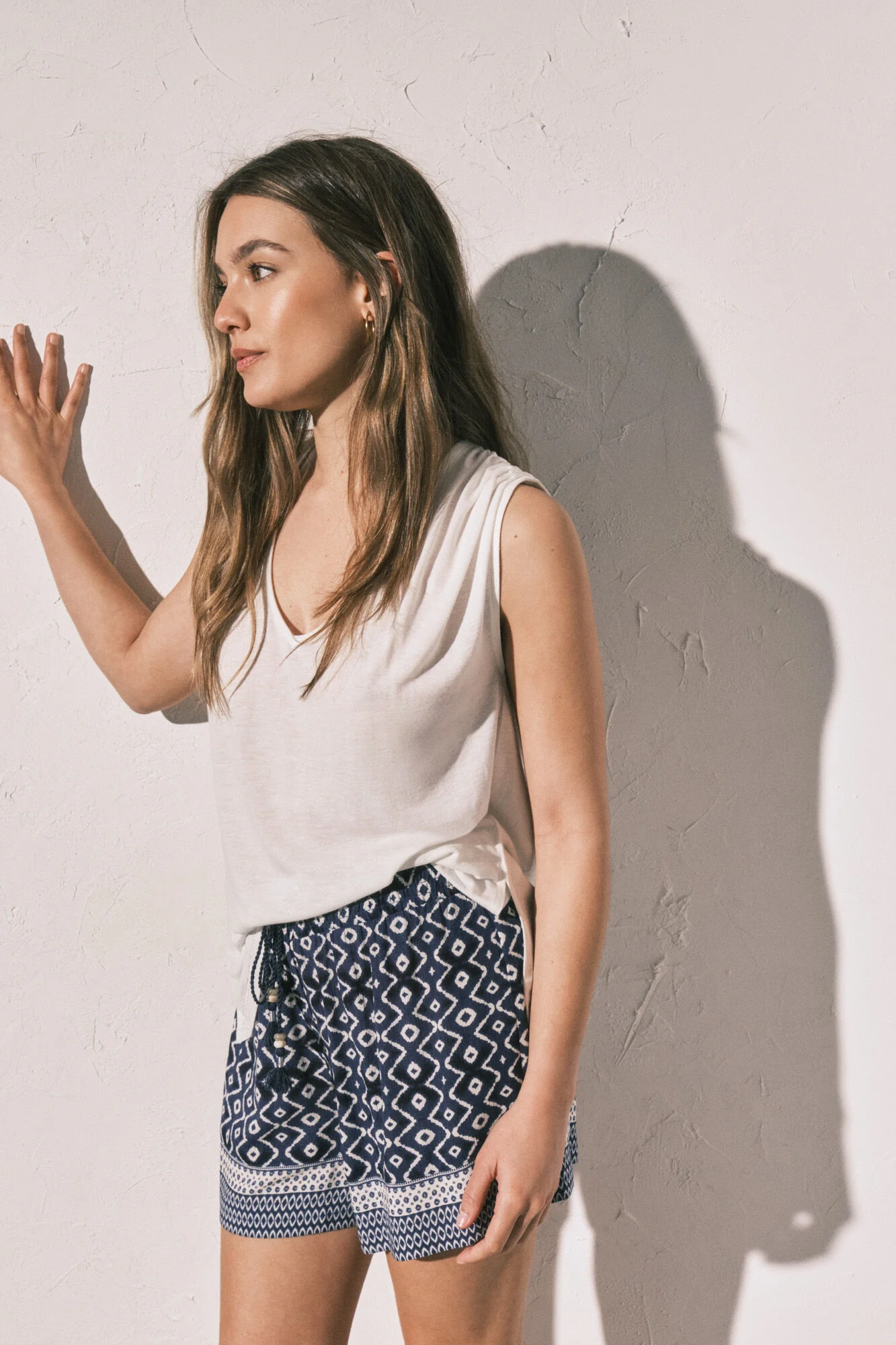 Beige sleeveless T-shirt - Image 2
