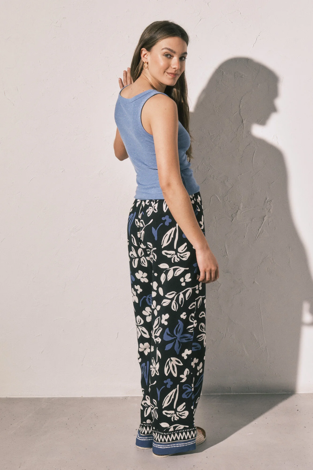 Blue floral print long trousers - Image 5