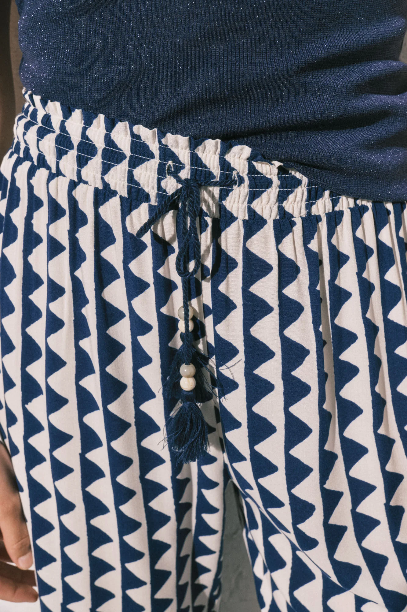 Blue geometric print long trousers - Image 4