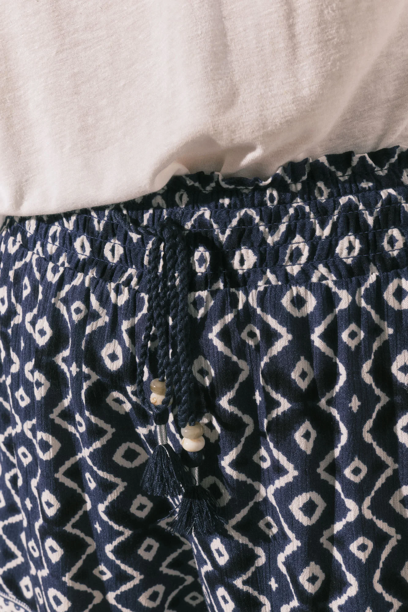 Blue geometric print short trousers - Image 3