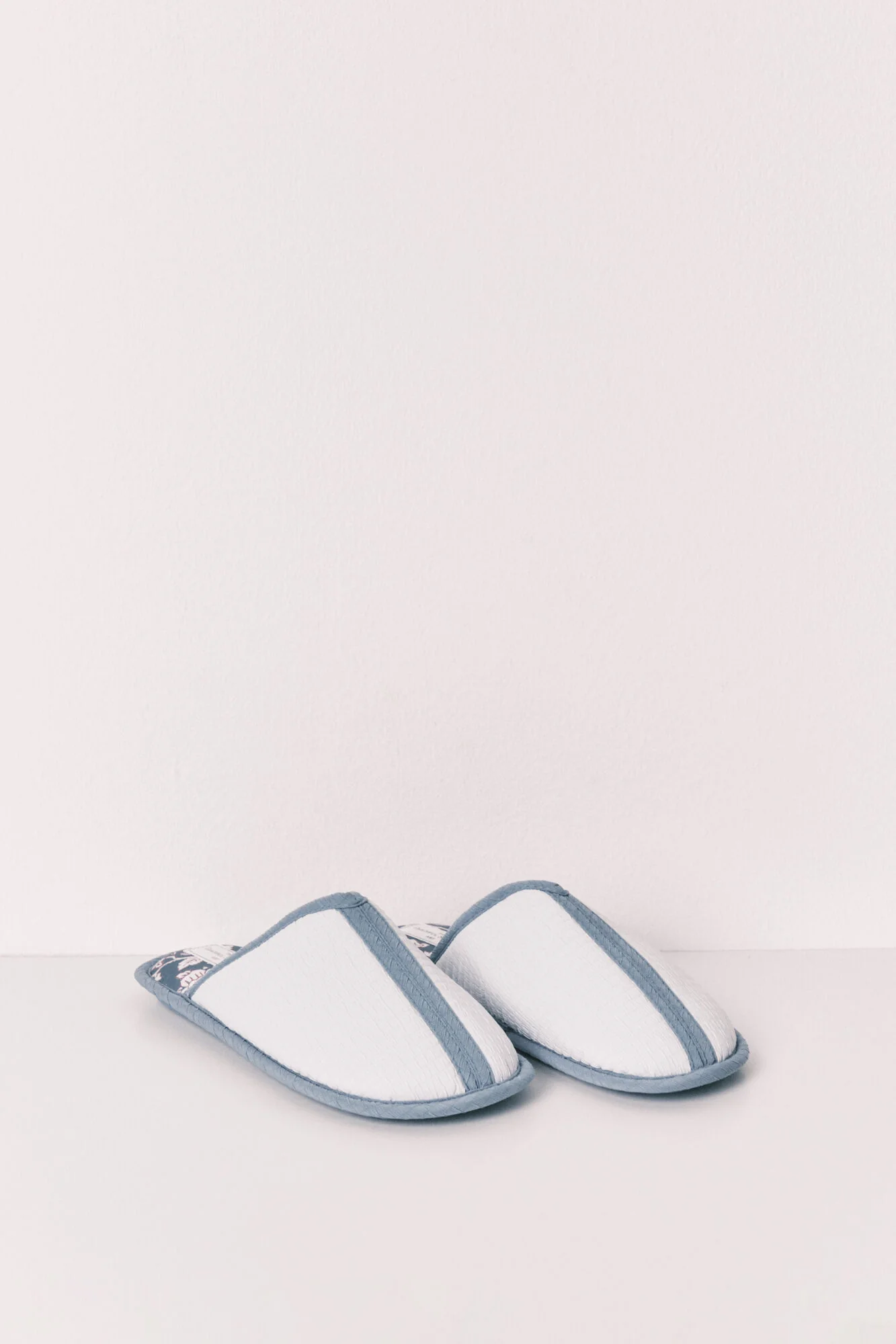 Blue printed slippers - Image 4