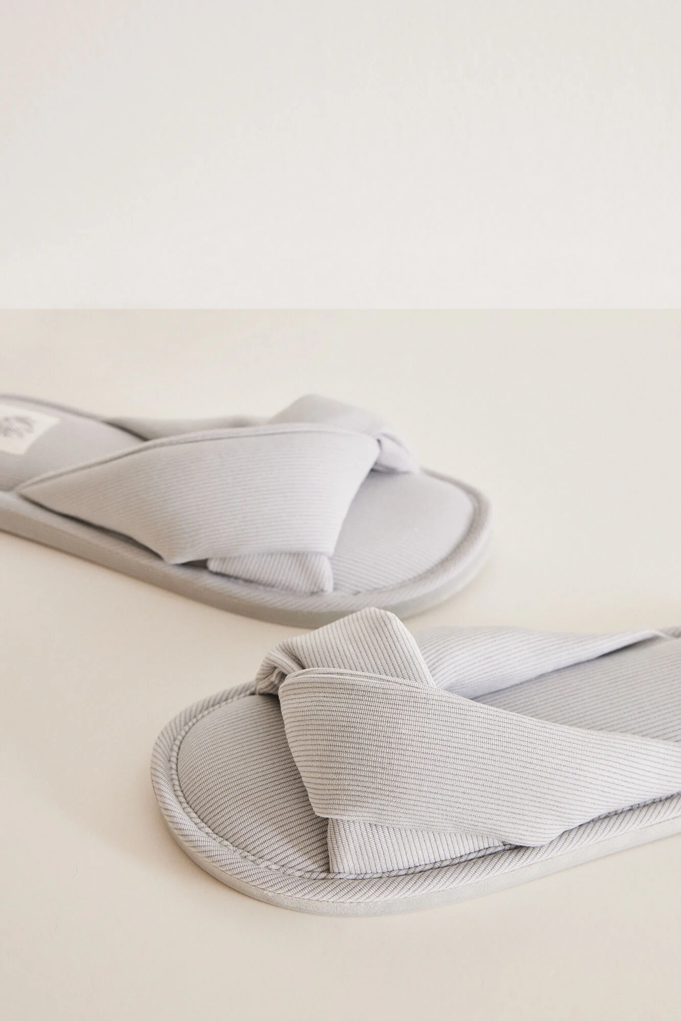 Grey ribbed slippers - Image 2