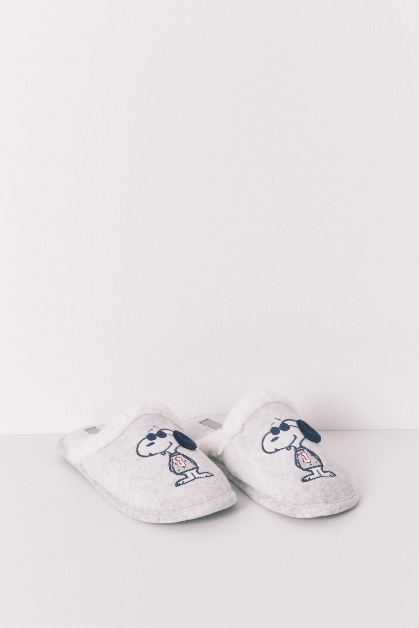 Dark grey Snoopy slippers - Image 4