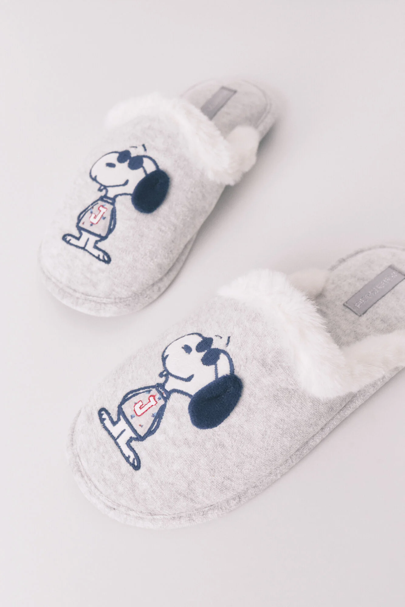 Dark grey Snoopy slippers - Image 5