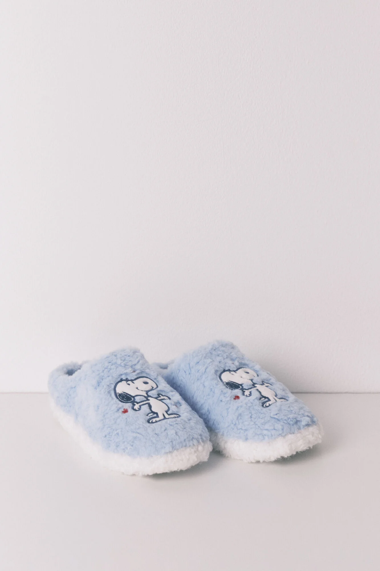 Faux shearling closed slippers SNOOPY - Image 5