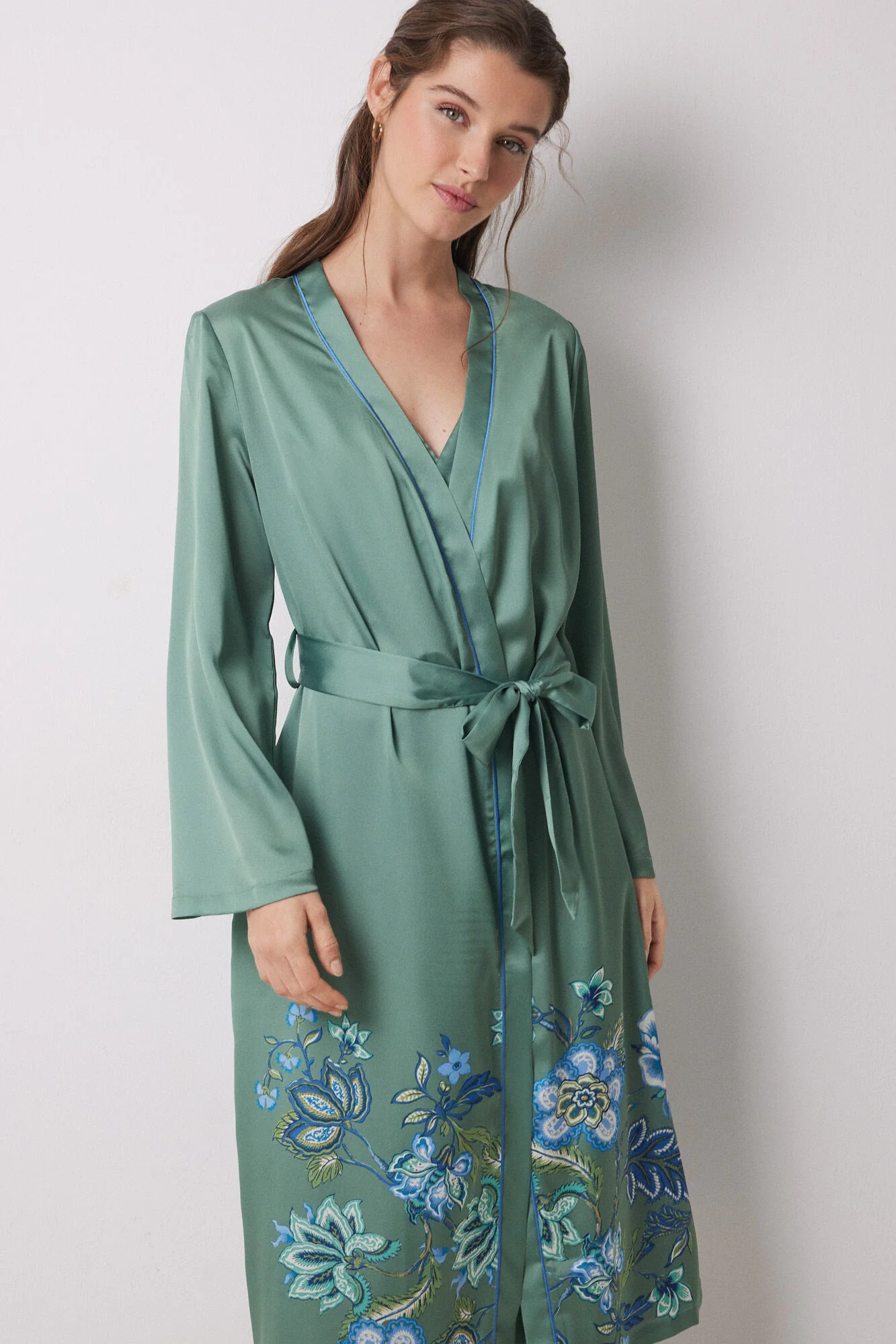 Green satin midi robe with flowers