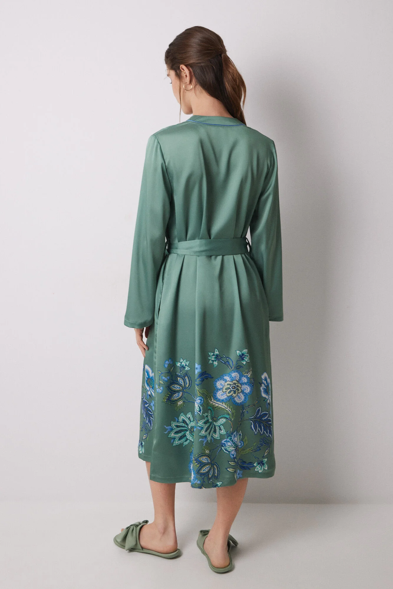 Green satin midi robe with flowers - Image 2