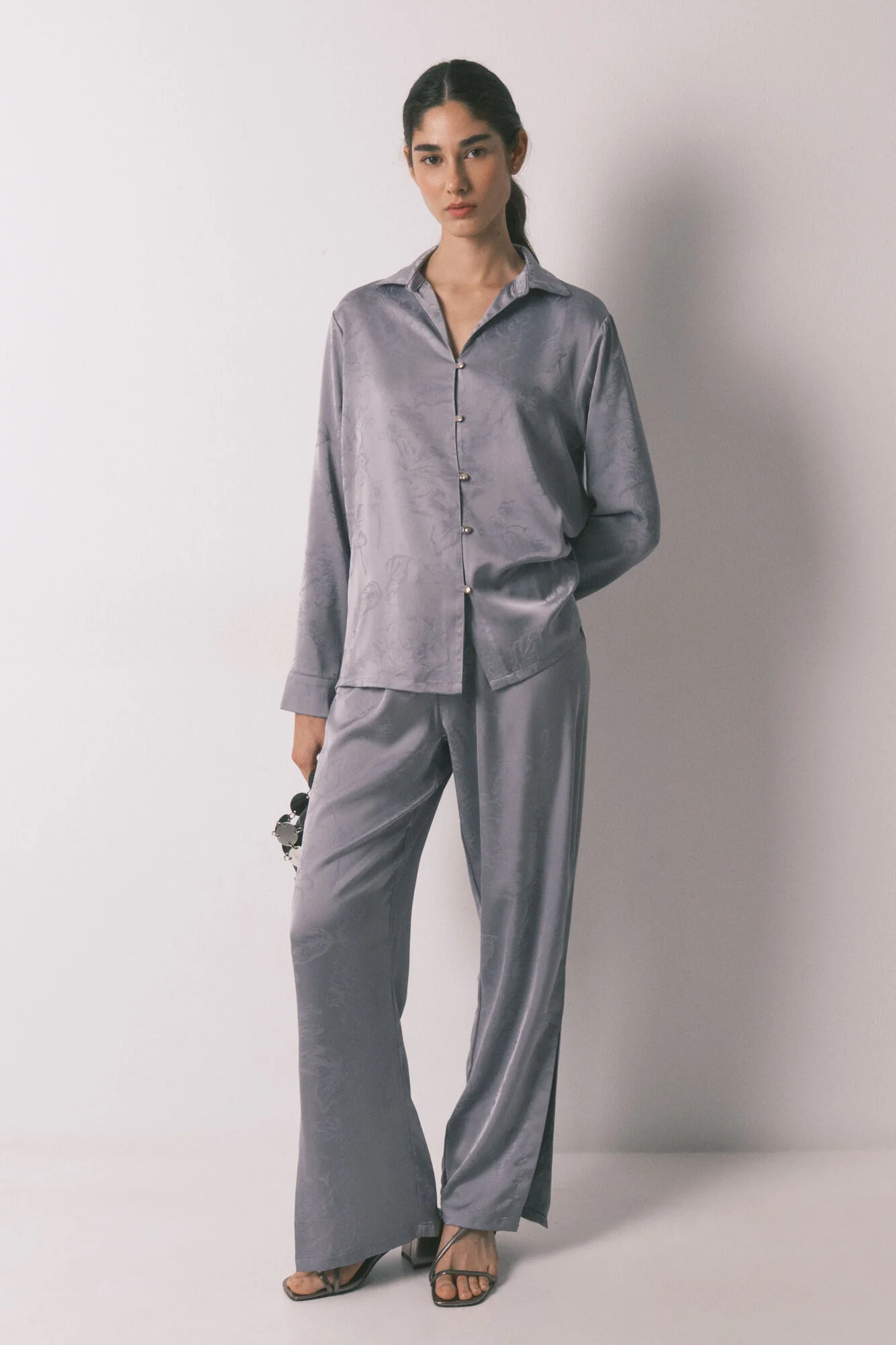 Long classic pyjamas in grey jacquard satin - Image 10