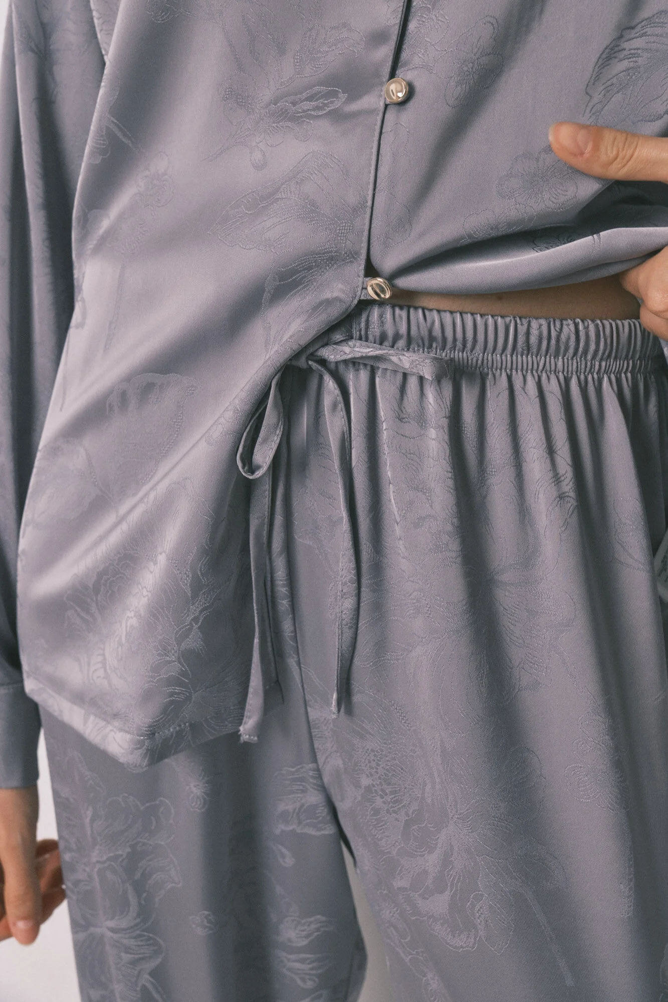 Long classic pyjamas in grey jacquard satin - Image 6