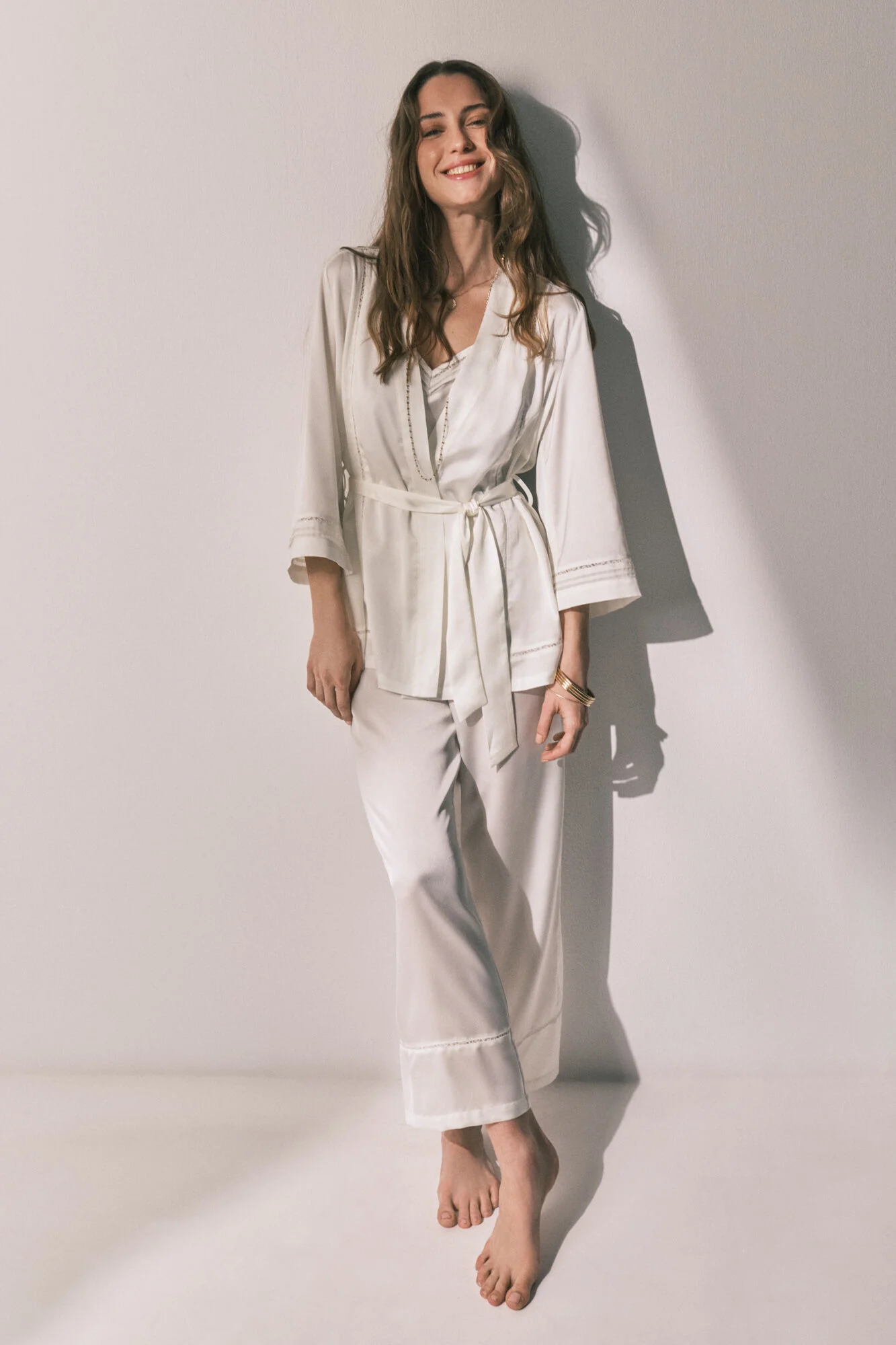 Long pyjama and satin robe set in White