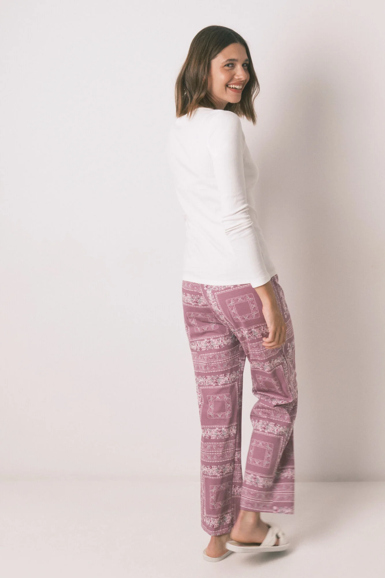 Long pyjamas with ivory flower print - Image 5