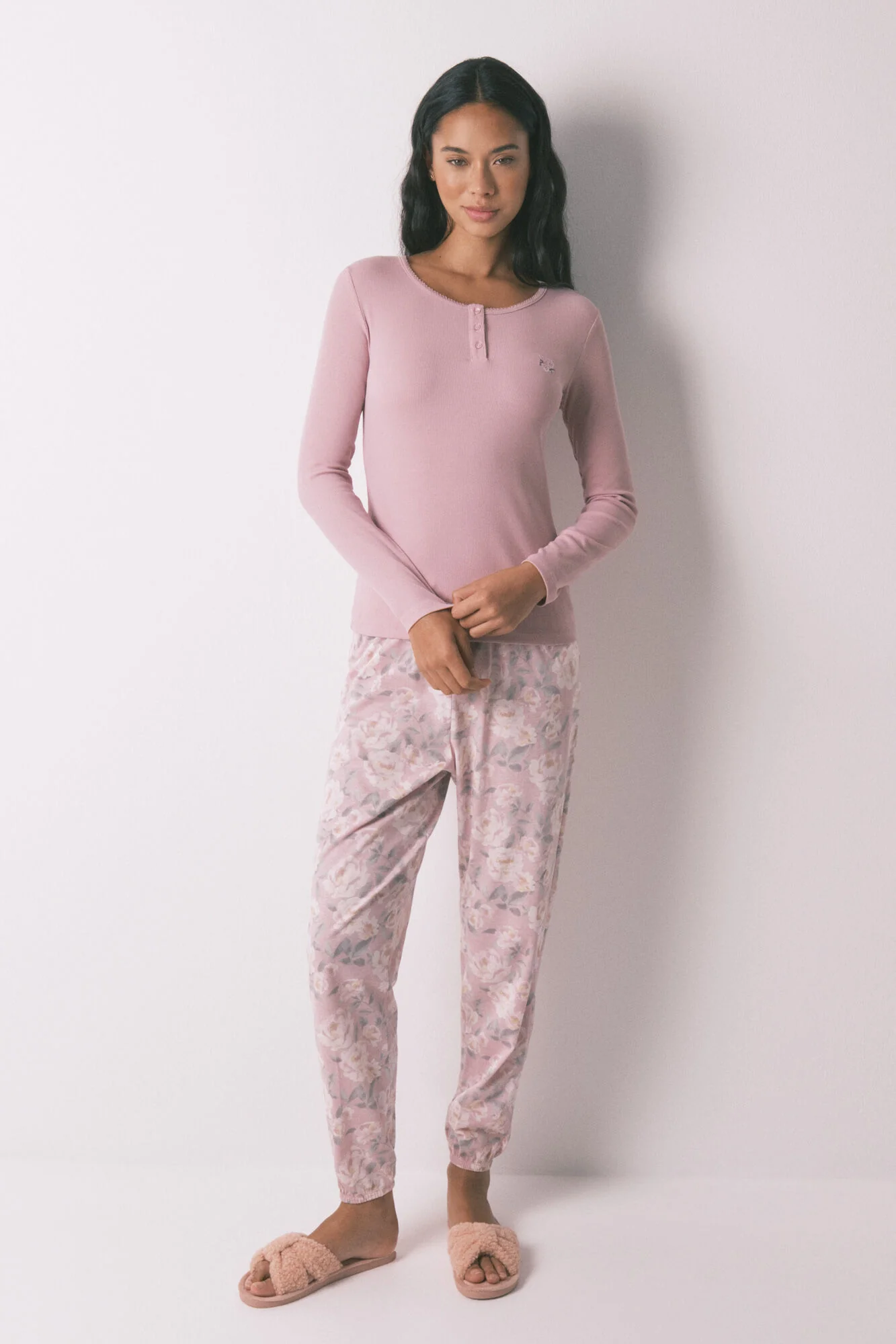 Long pyjamas with pink floral print - Image 2