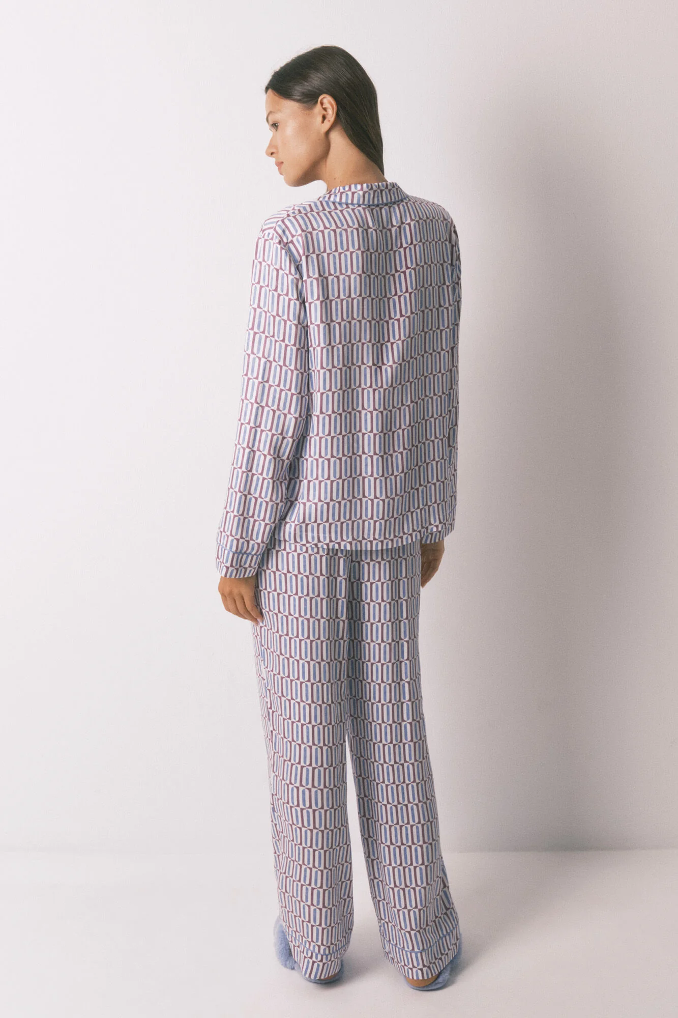 Long satin classic pyjamas with geometric print - Image 3