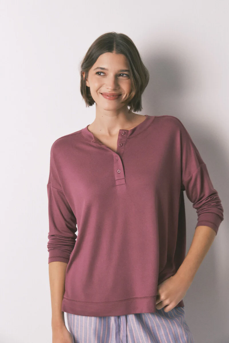 loose long sleeve maroon T-shirt