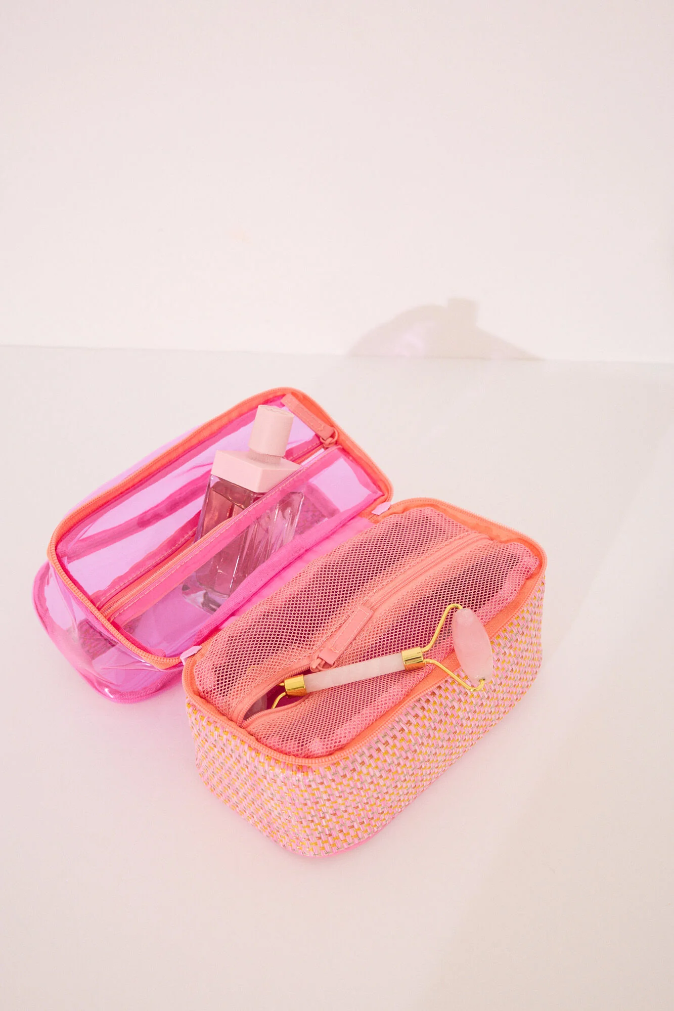 Medium pink double raffia vanity case - Image 2