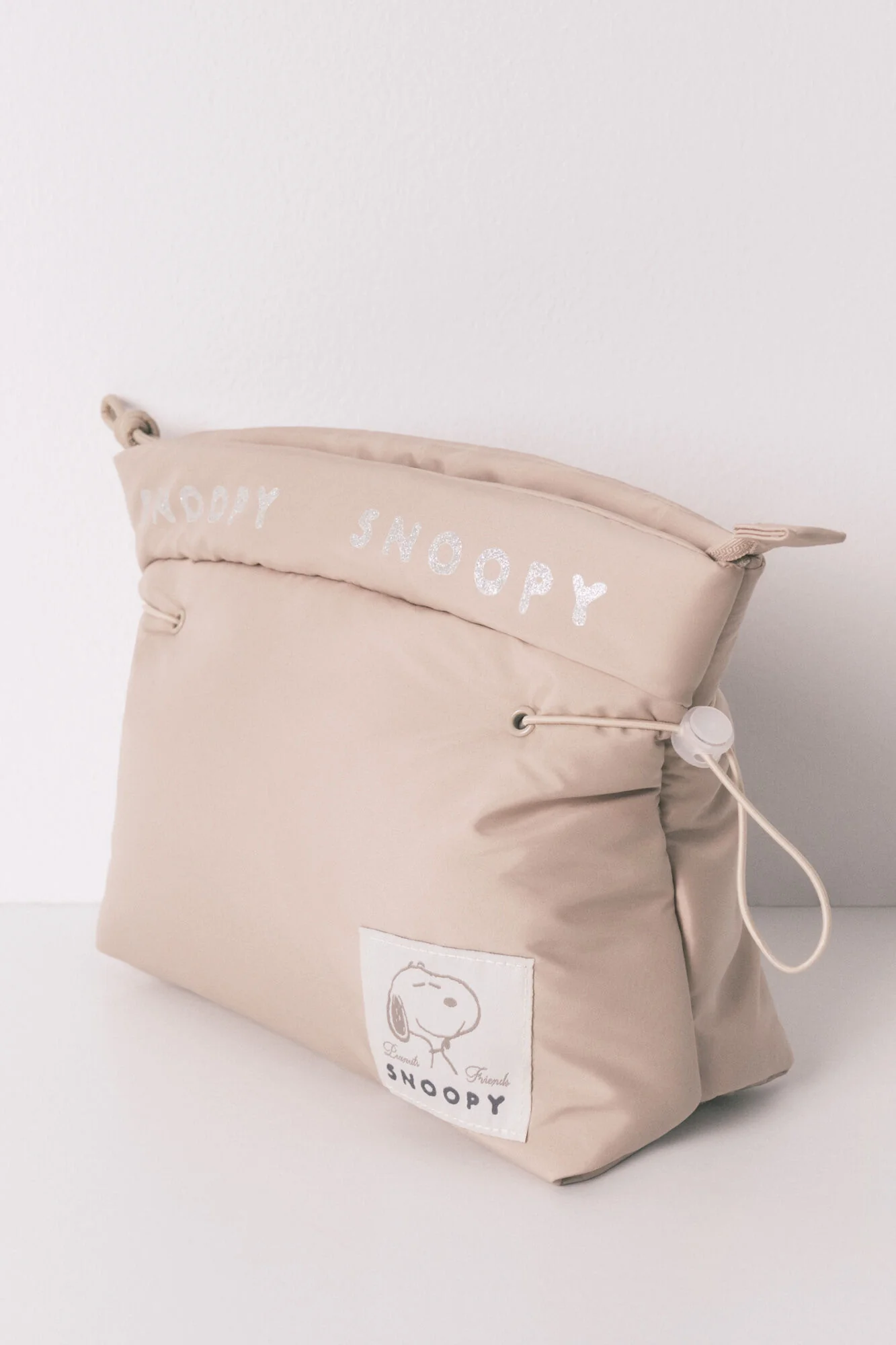 Medium puffer beige Snoopy vanity case
