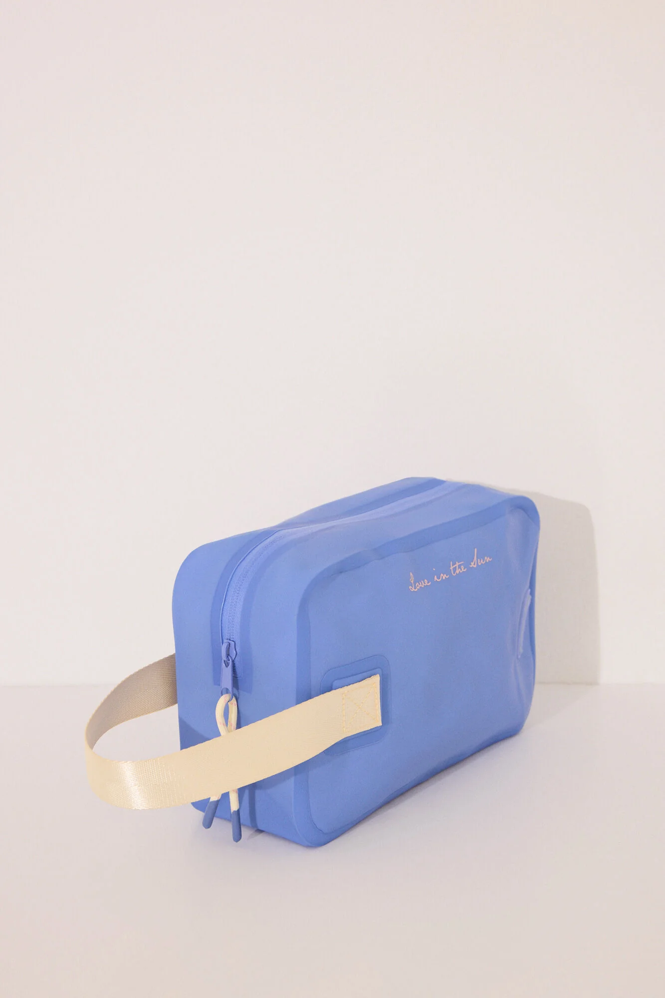 Medium water-resistant vanity case with side handle - Image 5