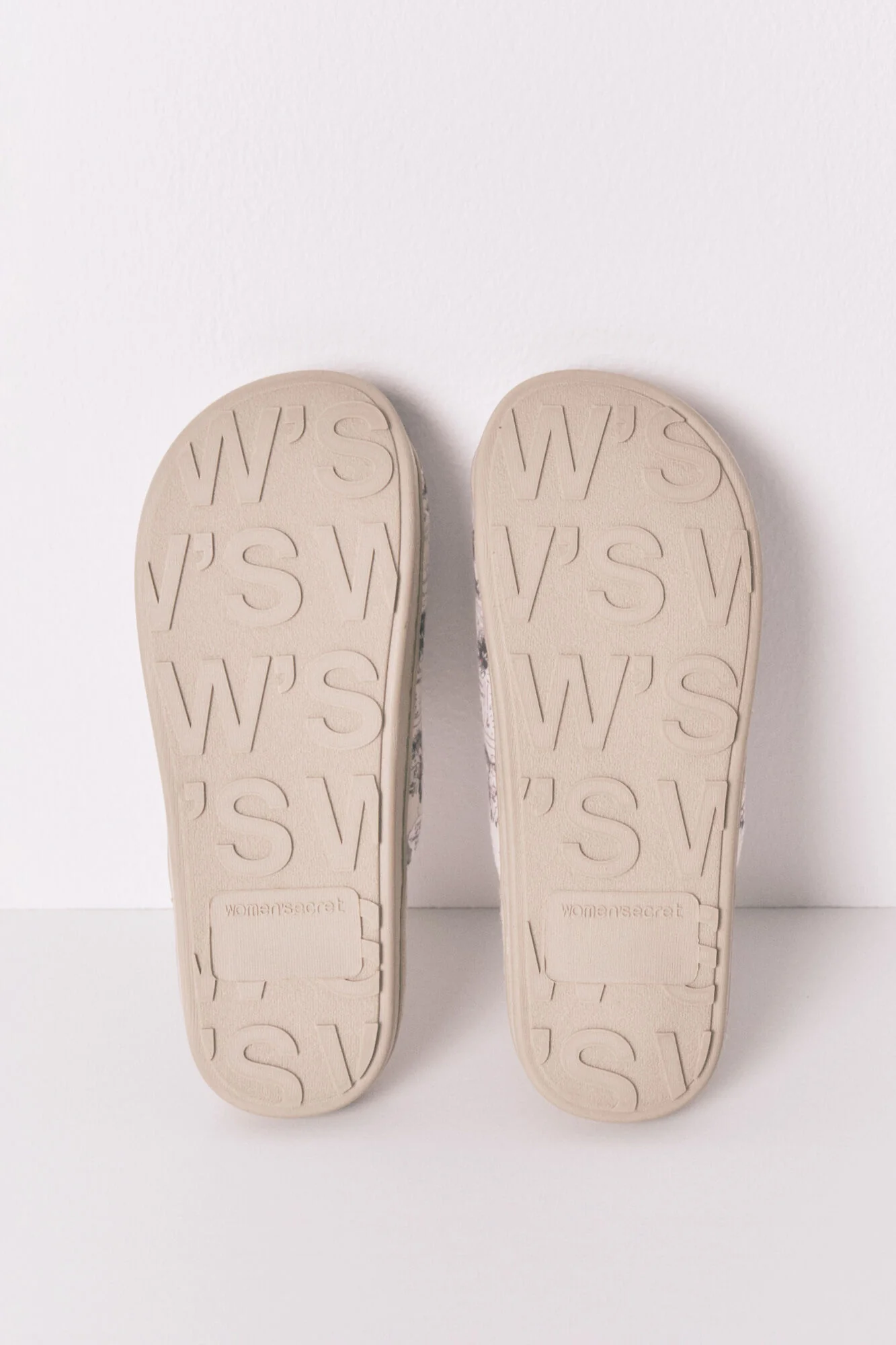 Mickey Mouse white slippers - Image 5