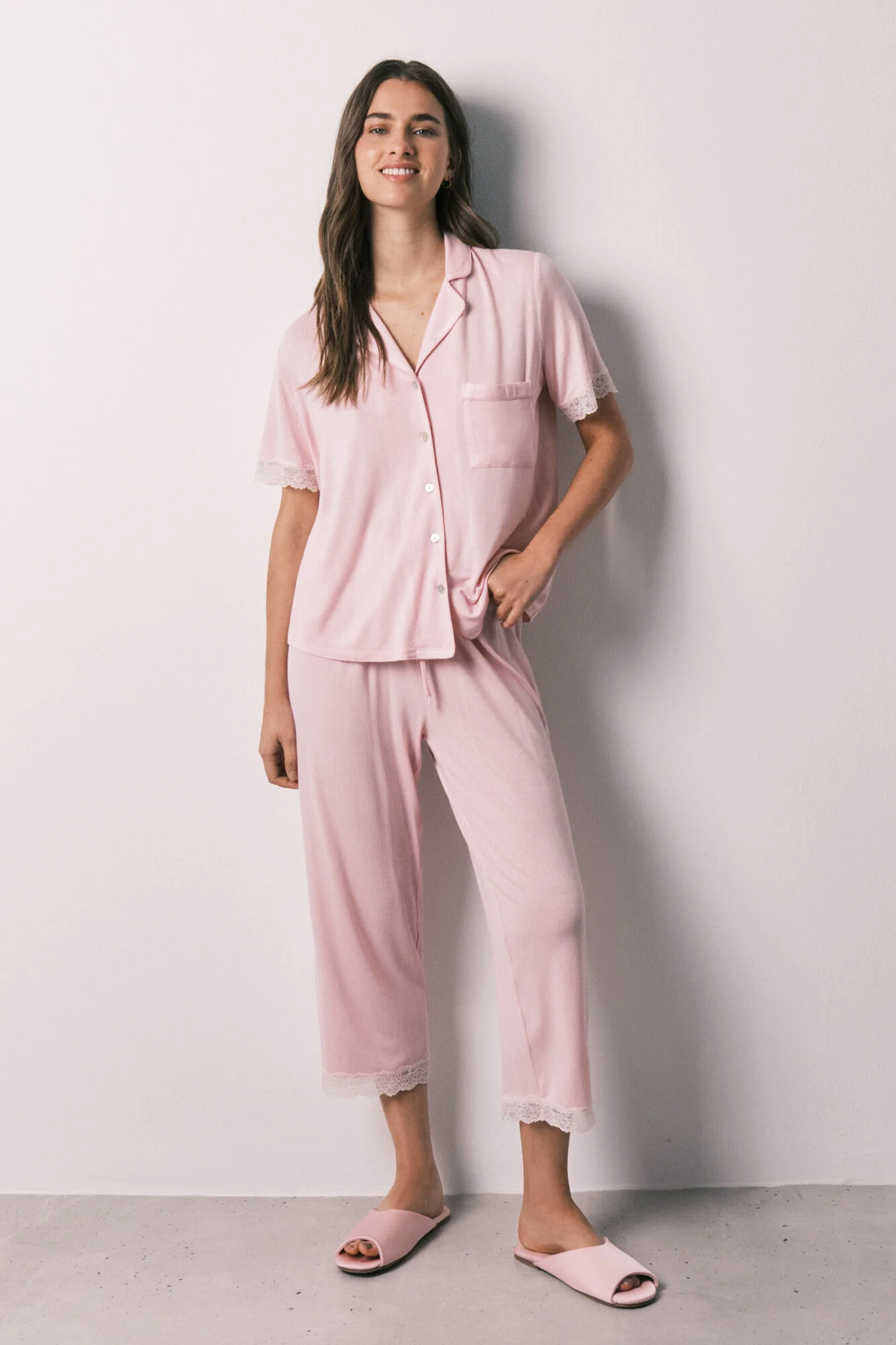Pink viscose and lace capri pyjamas - Image 2