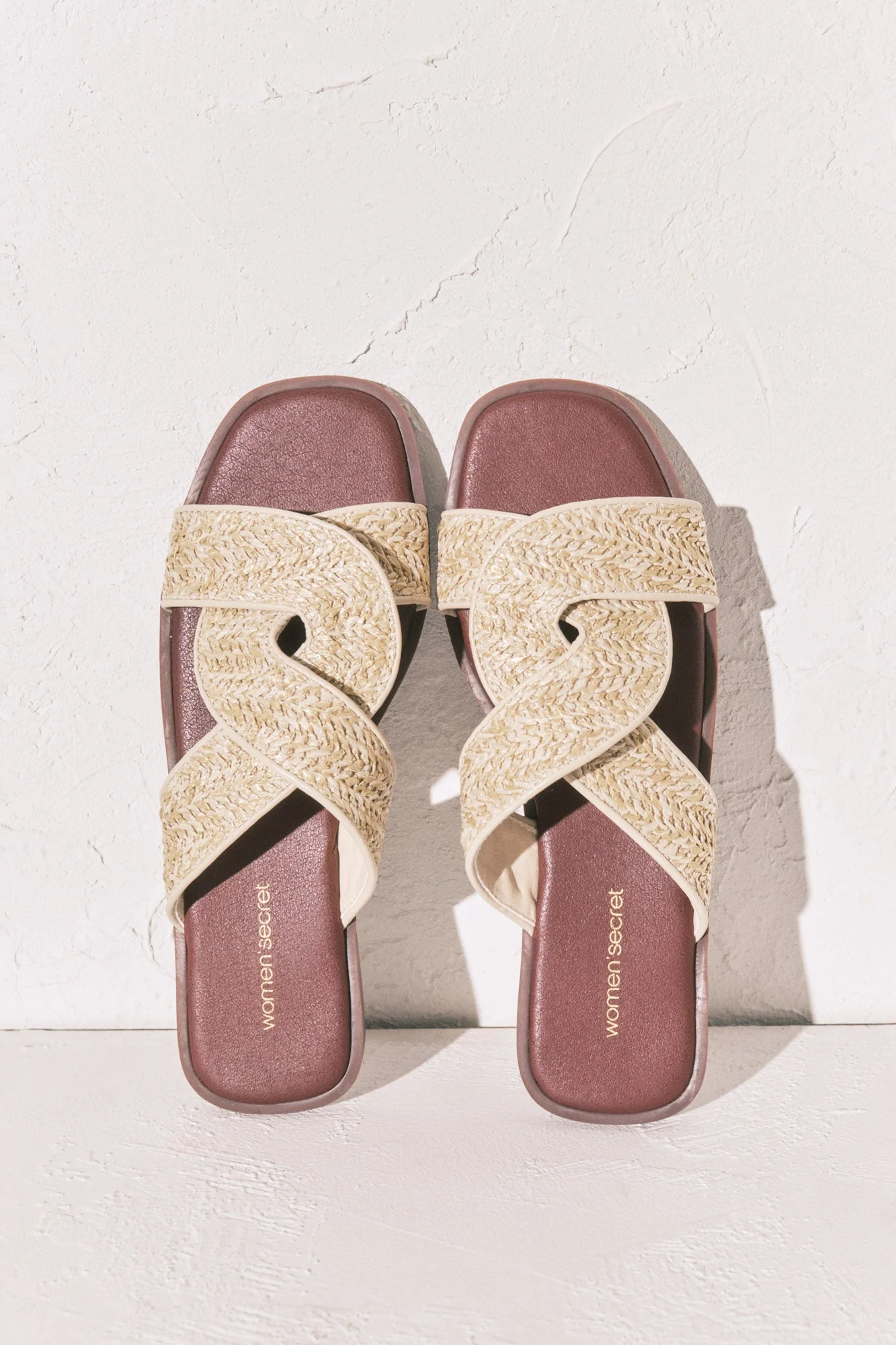 Raffia sandals in burgundy and sand