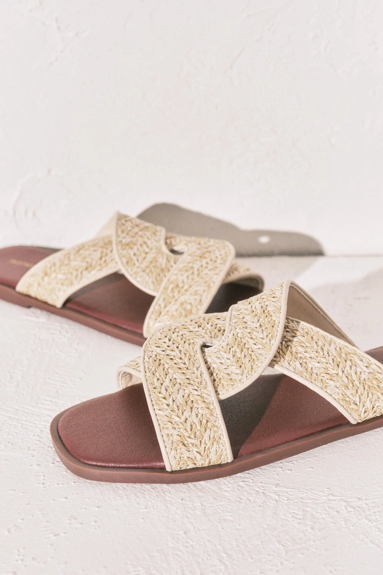 Raffia sandals in burgundy and sand - Image 2