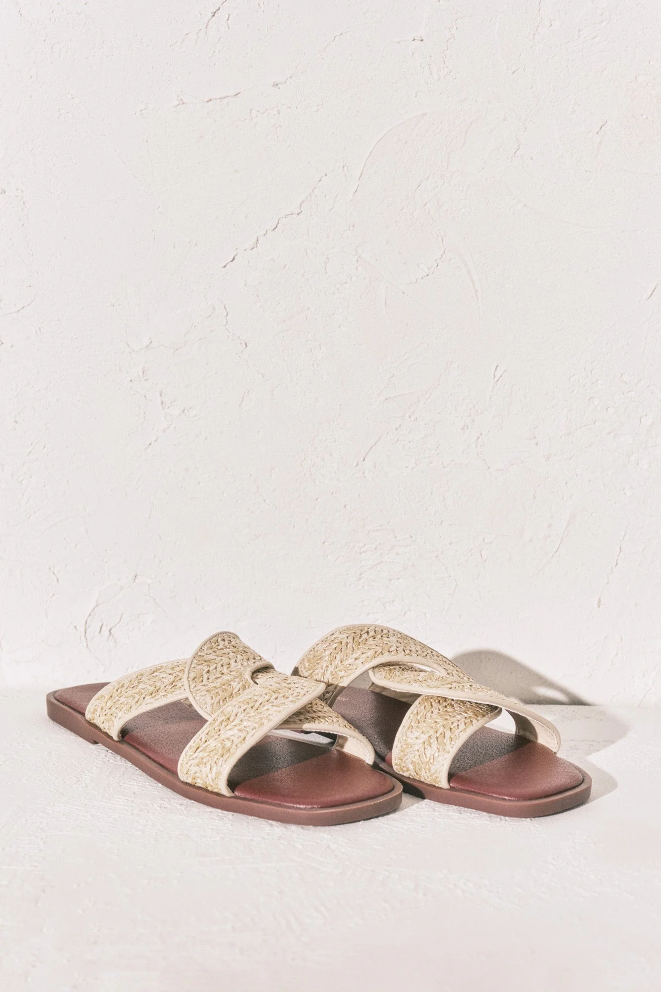 Raffia sandals in burgundy and sand - Image 3