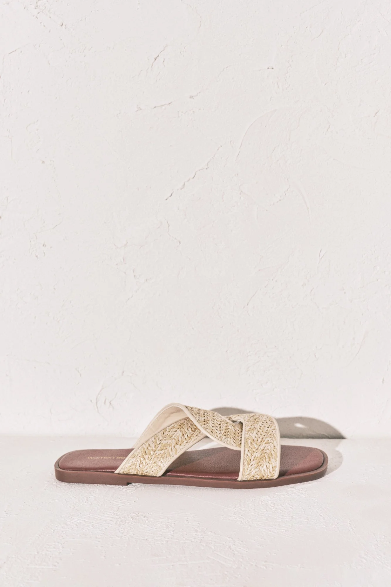 Raffia sandals in burgundy and sand - Image 4