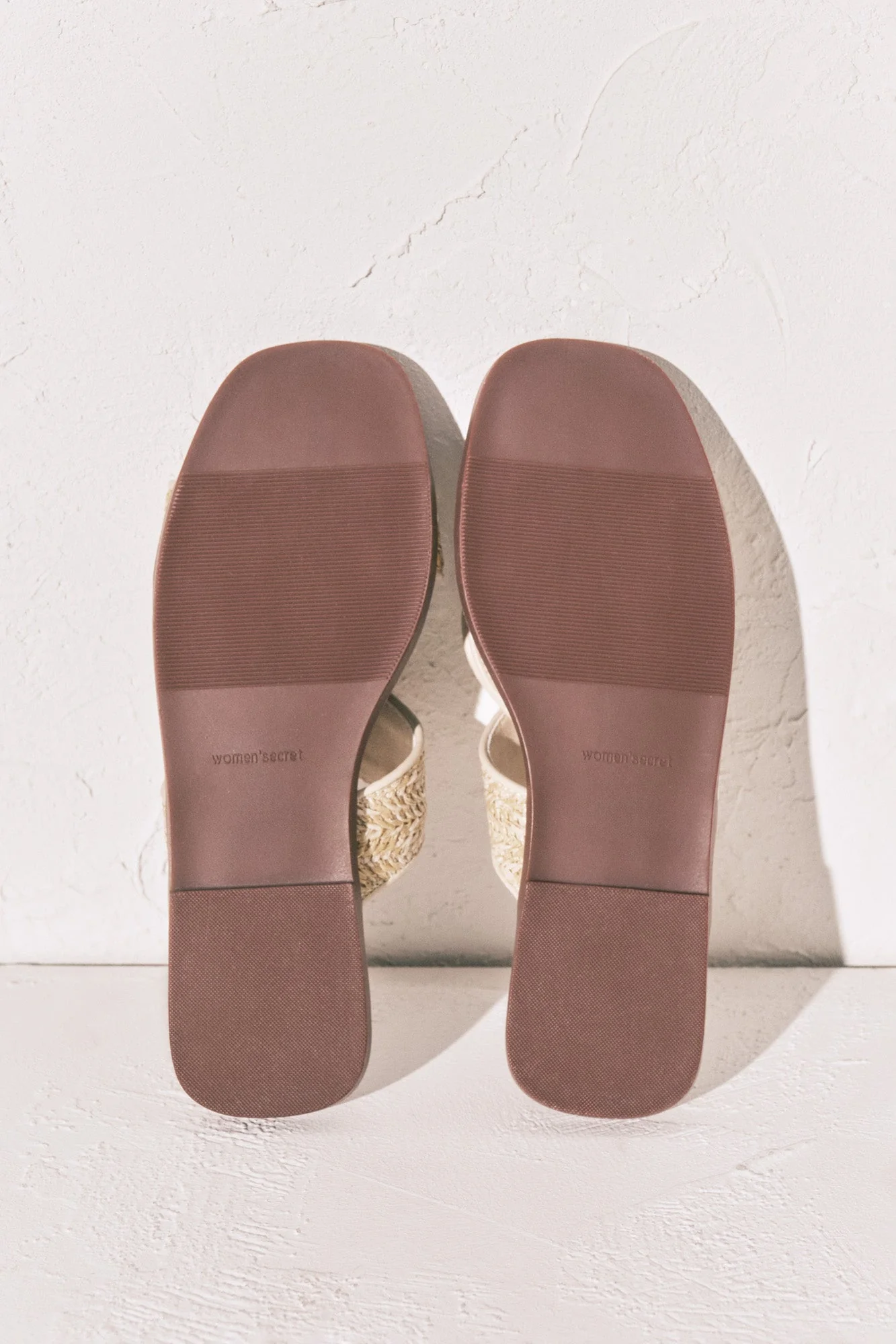 Raffia sandals in burgundy and sand - Image 5