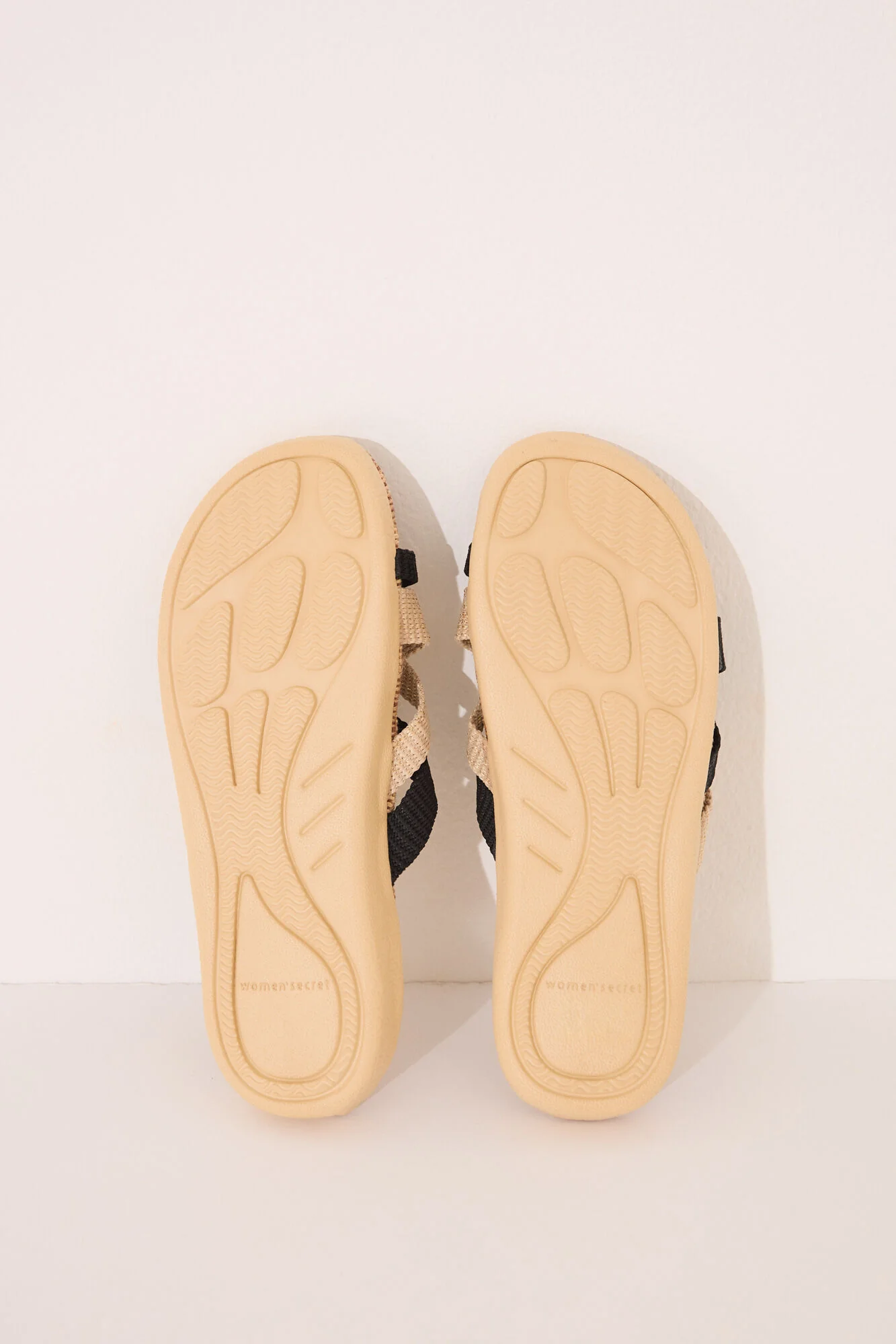 Raffia sandals with crisscross straps - Image 3
