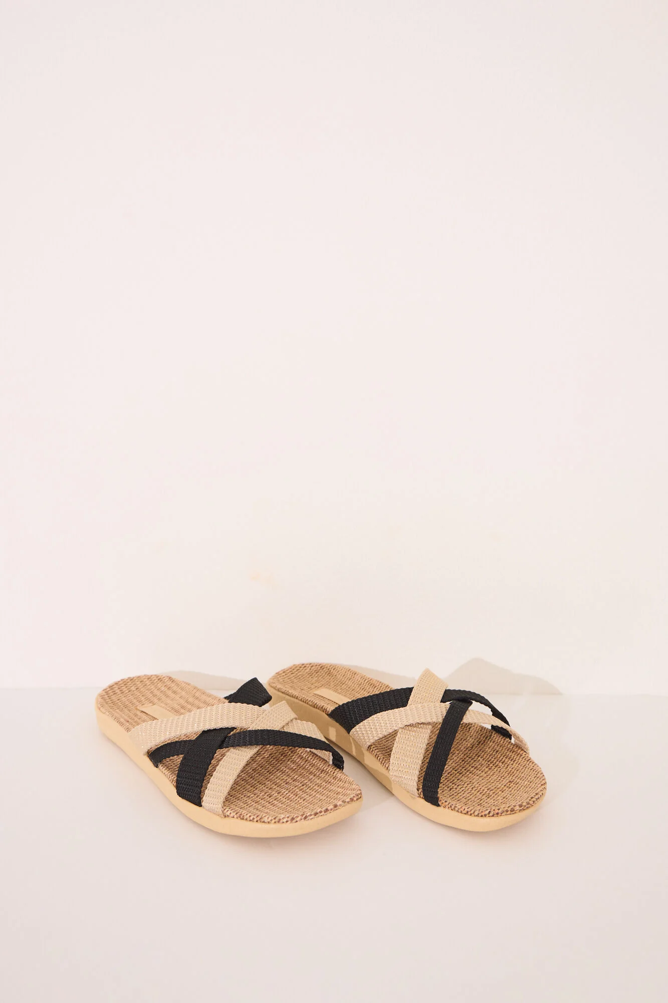 Raffia sandals with crisscross straps - Image 4