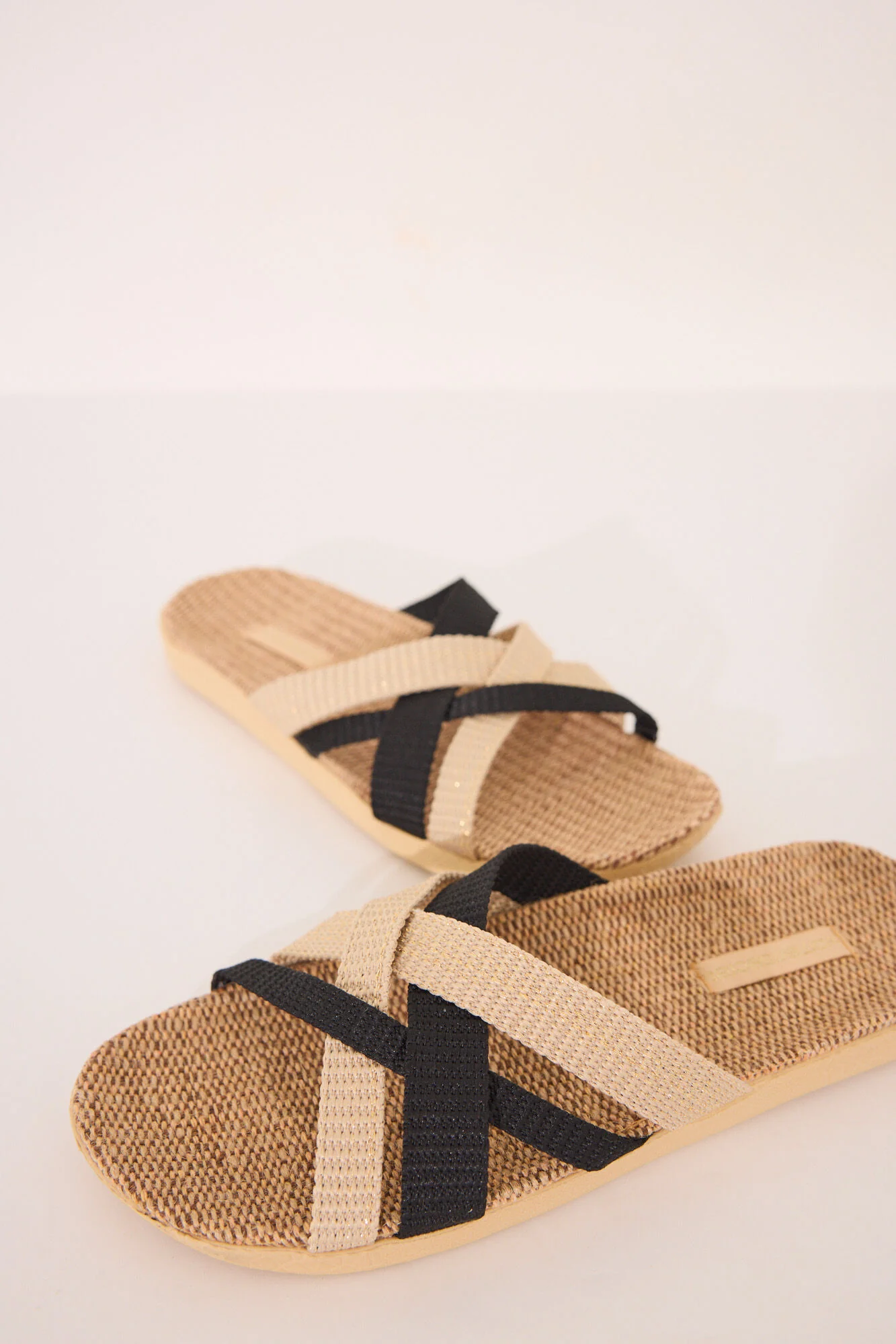Raffia sandals with crisscross straps - Image 5