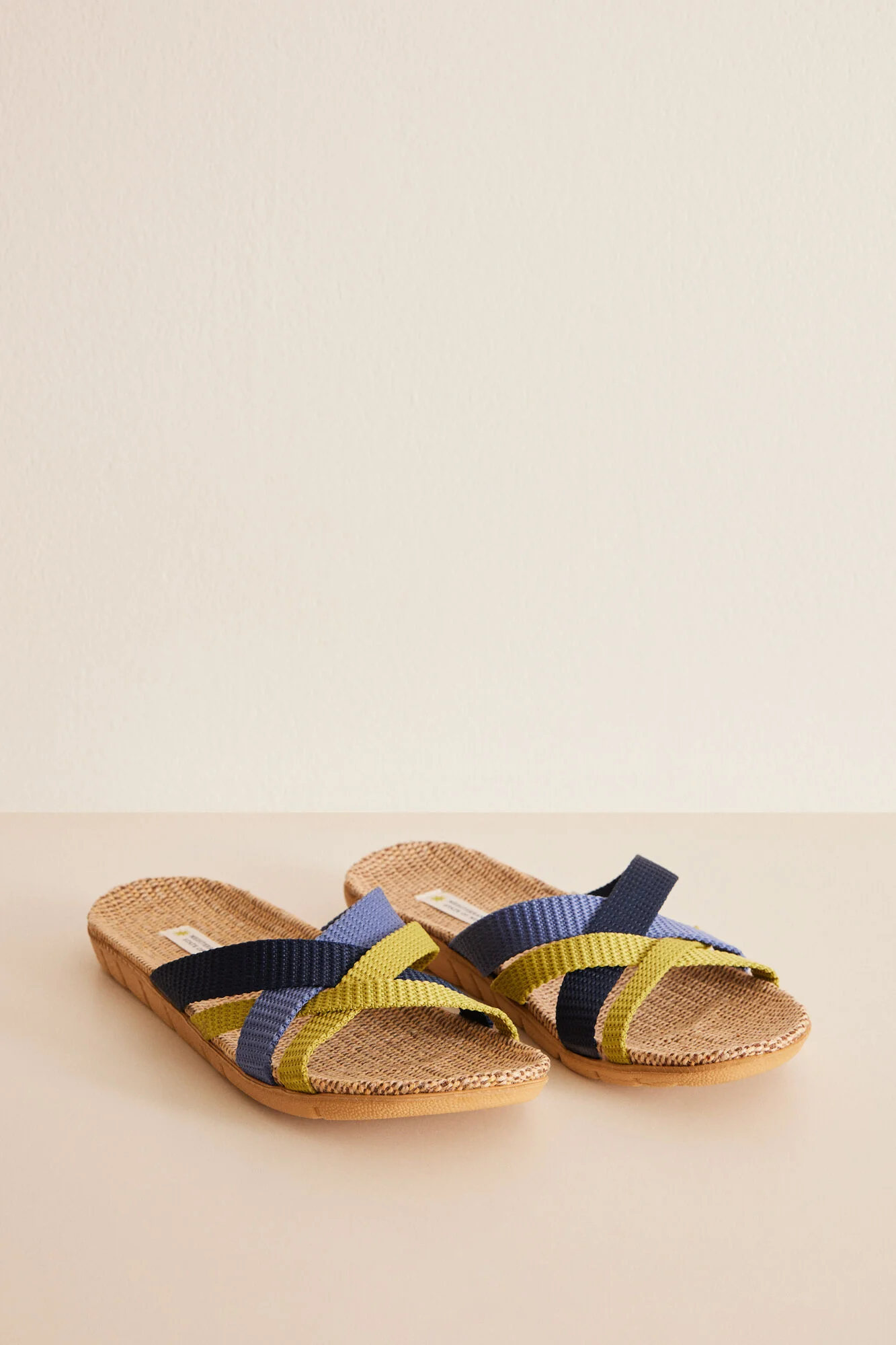 Open raffia sandals with intertwined straps
