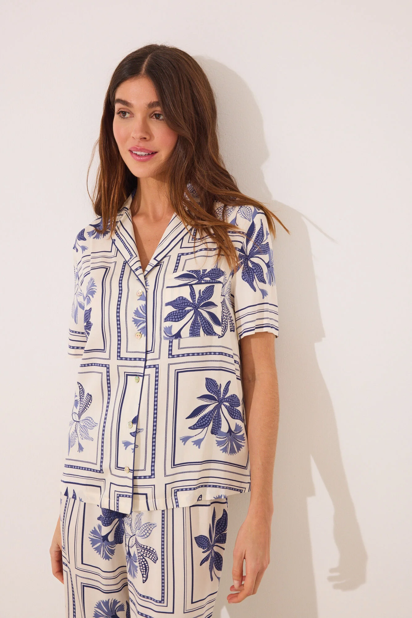 Satin classic pyjamas with flower print - Image 2