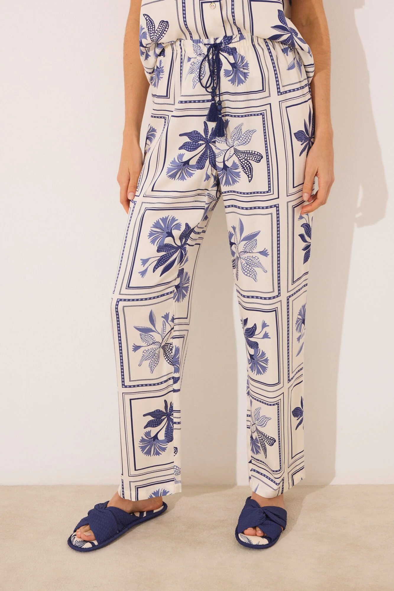 Satin classic pyjamas with flower print - Image 5