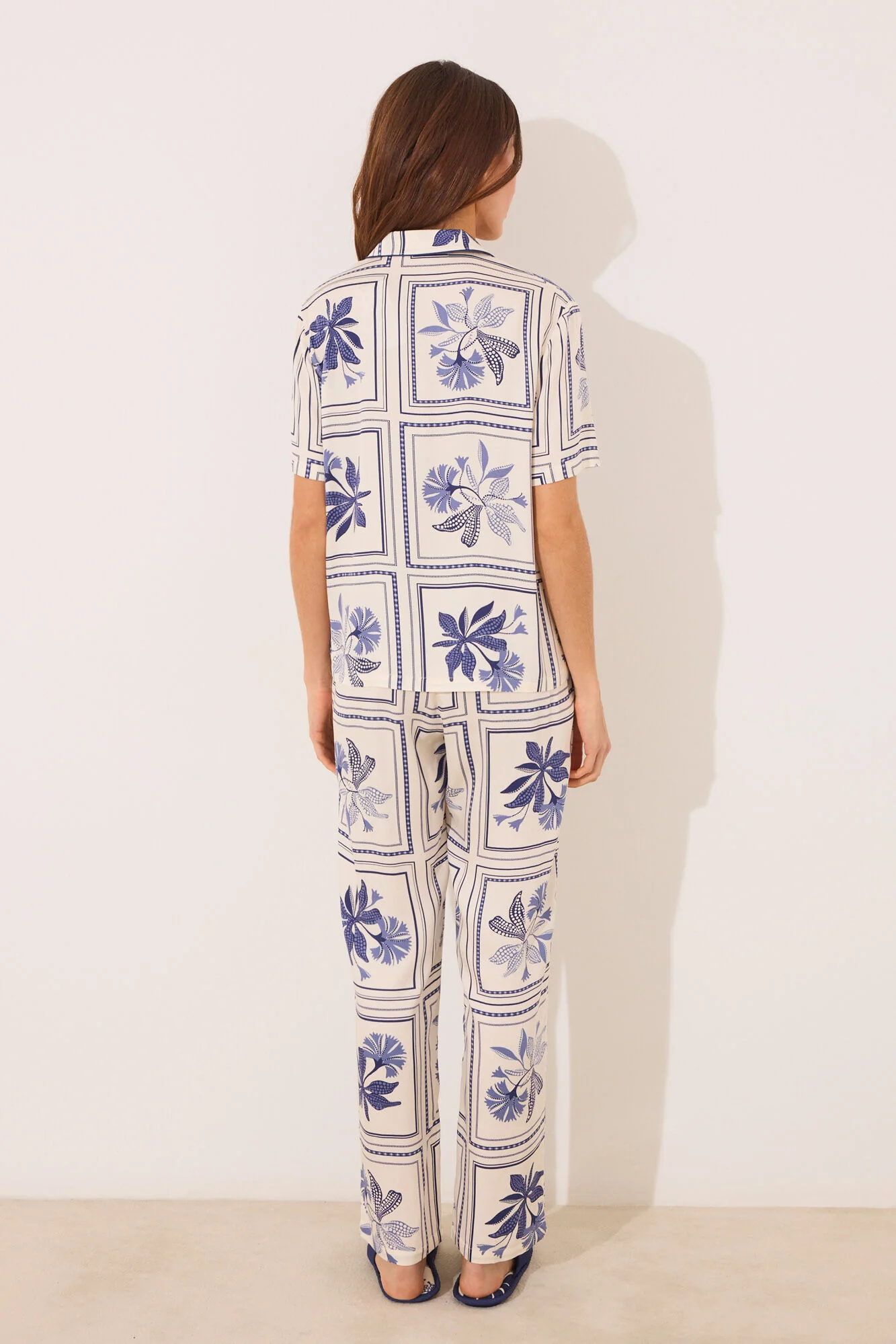Satin classic pyjamas with flower print - Image 6
