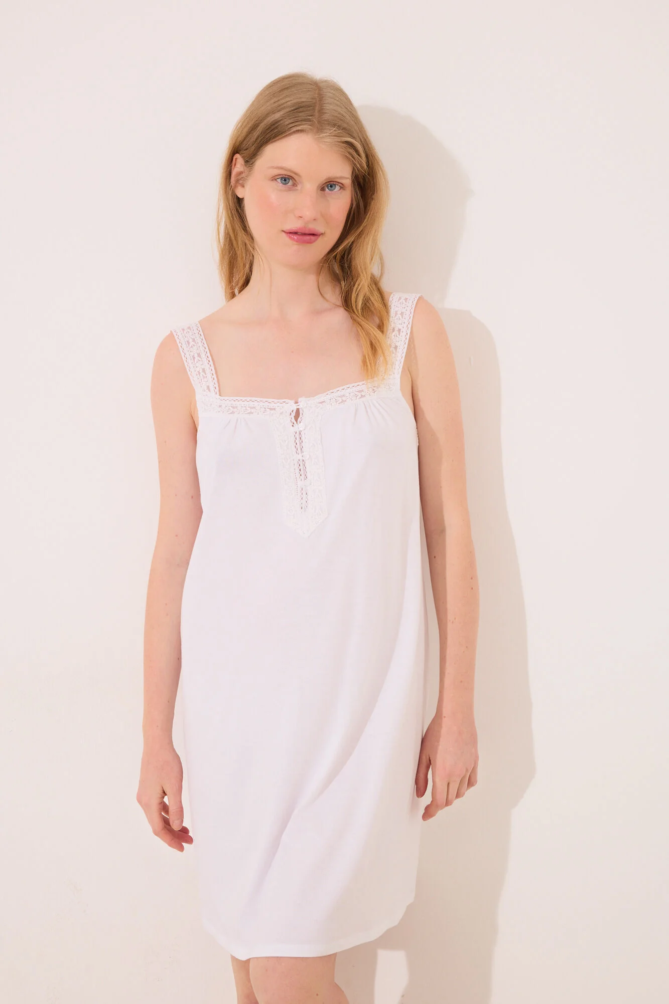 Short "maternity" nightgown in white lace - Image 5