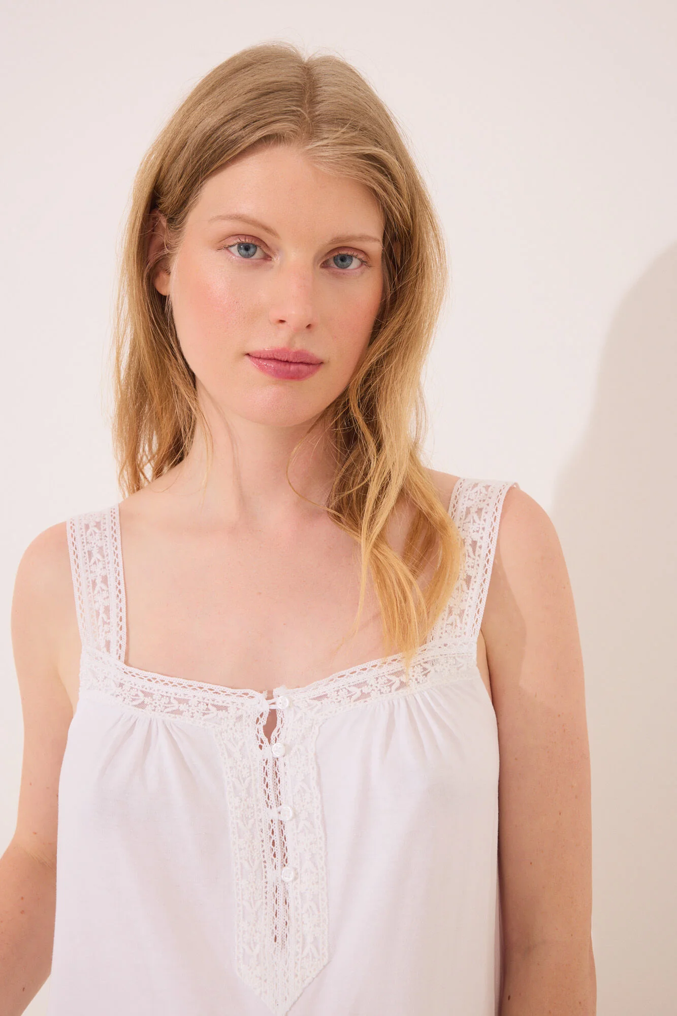 Short "maternity" nightgown in white lace - Image 6