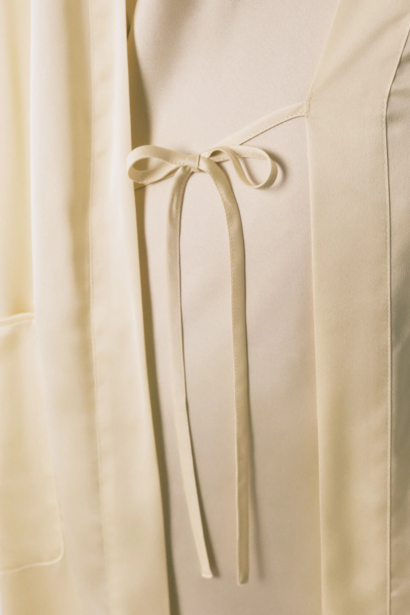 Short yellow satin robe - Image 5