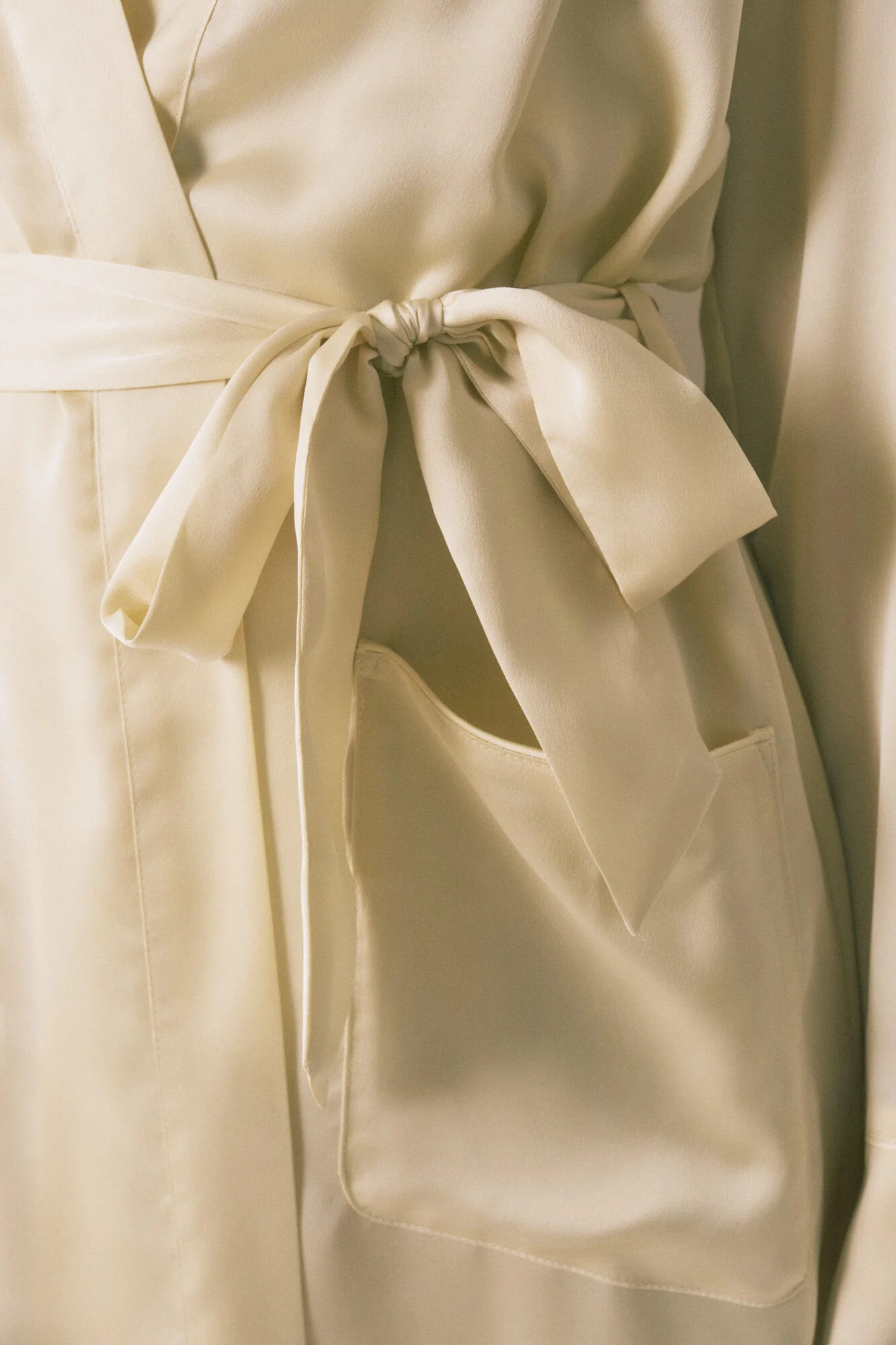 Short yellow satin robe - Image 6