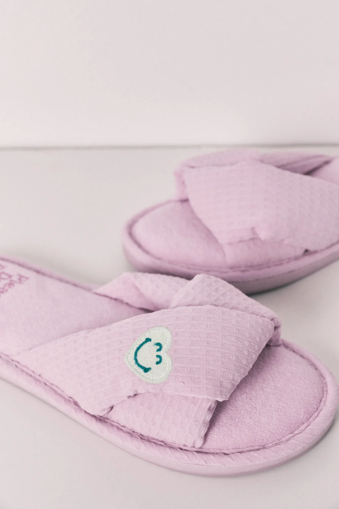 SmileyWorld knot slippers