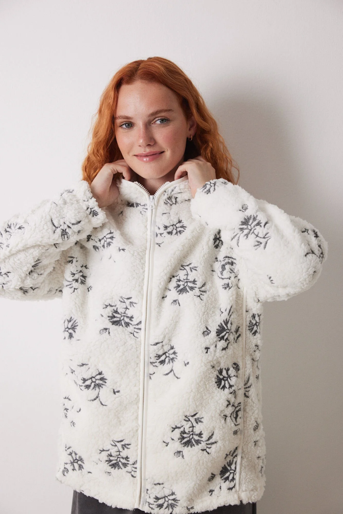 White faux shearling robe with flowers - Image 4