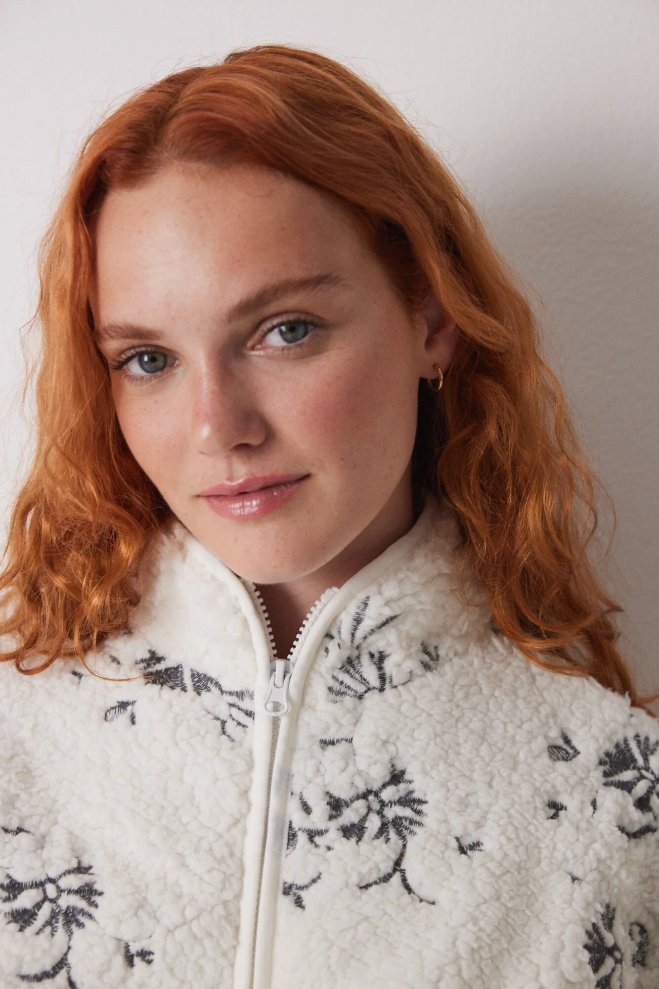 White faux shearling robe with flowers - Image 5