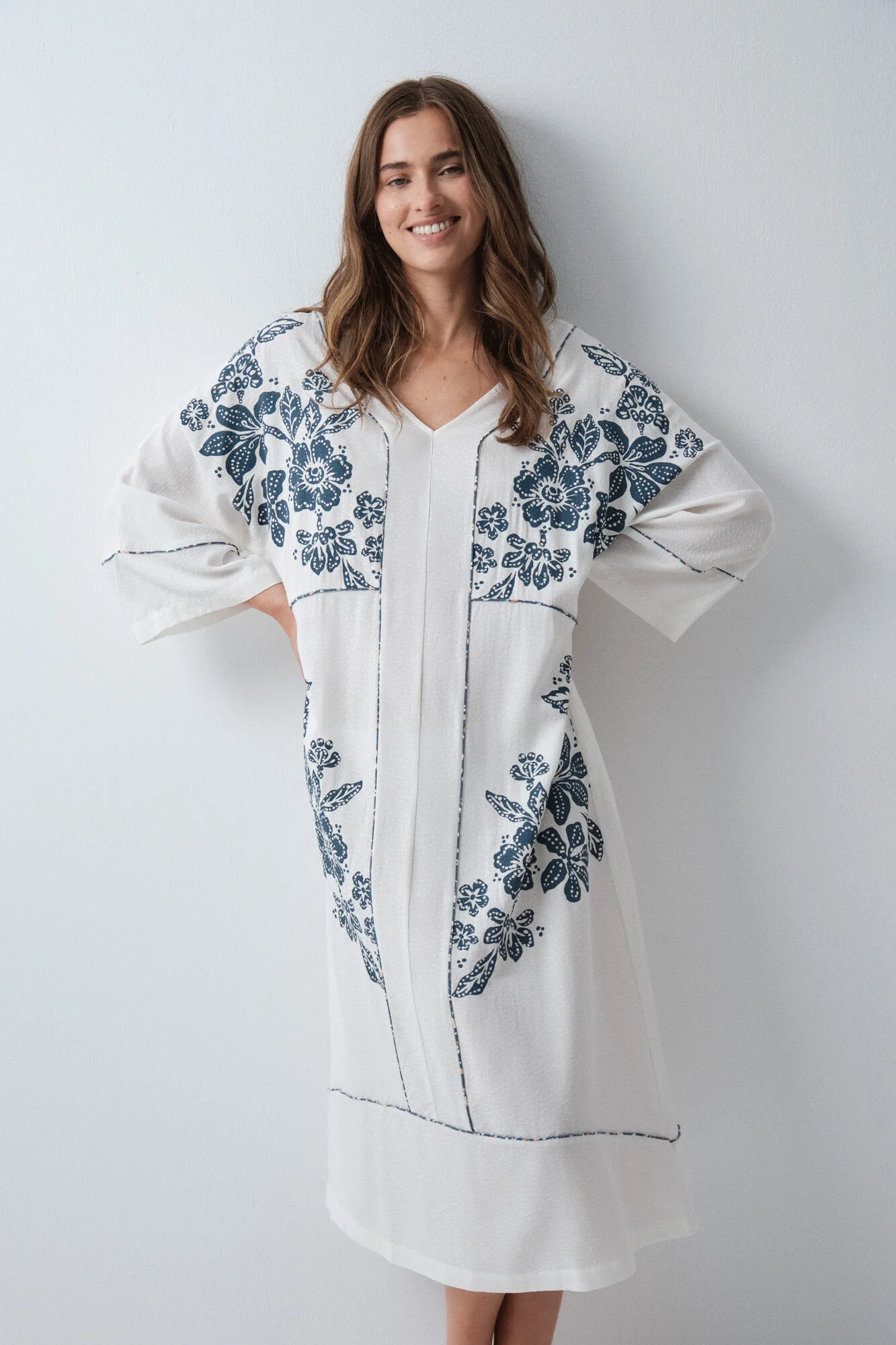 White floral print viscose kaftan dress - Image 3