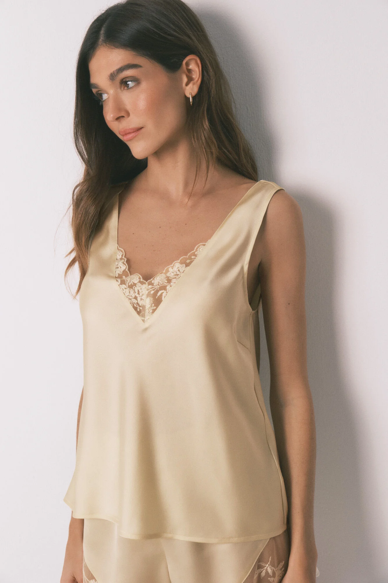 Yellow satin and lace short pyjamas - Image 2